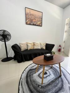 sala de estar con sofá negro y mesa en Rimaven Homes Clark-Dau (w/ Parking, Netflix, Wi-Fi), 