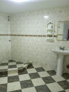 y baño con lavabo y espejo. en FINCA AMBIENTE FAMILIAR EN LA GRAN VIA, en La Gran Via