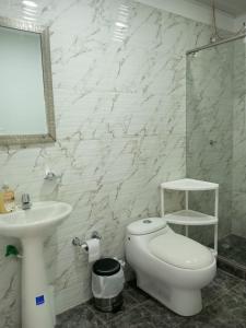 Baño blanco con aseo y lavamanos en FINCA AMBIENTE FAMILIAR EN LA GRAN VIA, en La Gran Via