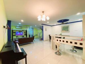 un salon avec un piano et un canapé dans l'établissement (TN)Modern Stylish 2 Storey Corner House @Alma BM, à Bukit Mertajam