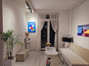 een woonkamer met een bank en een tafel bij MADLAD SPACE homestay in Kinh Dinh