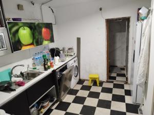 uma cozinha com piso em xadrez em Sanfermines Loft Industrial em Berrioplano