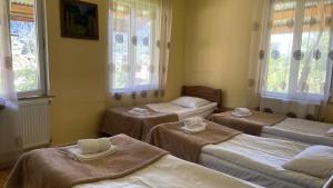 Rúm í herbergi á Guesthouse Chela