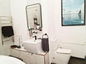 un bagno con lavandino, WC e specchio di ШИКАРНАЯ 3х ком. 150м2 Мирабадский р-н Гранд Мир a Tashkent Altre 54 foto
