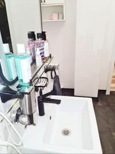 un bagno con un lavandino bianco e uno specchio di ШИКАРНАЯ 3х ком. 150м2 Мирабадский р-н Гранд Мир a Tashkent