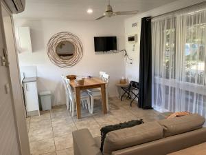 ein Wohnzimmer mit Sofa und Tisch in der Unterkunft Marlo Hideaway in Marlo
