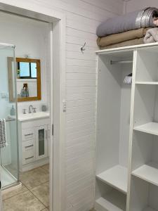 een badkamer met een wastafel en een spiegel bij Marlo Hideaway in Marlo