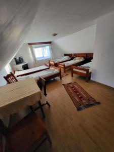 een woonkamer met banken en tafels in een kamer bij Betty Panzio in Miercurea-Ciuc