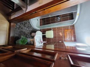 een keuken met een wastafel en een spiegel bij Betty Panzio in Miercurea-Ciuc