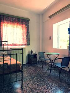 1 dormitorio con 1 cama, mesa y sillas en Yard en Astirákion