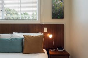 Postel nebo postele na pokoji v ubytování Tuakau Hotel