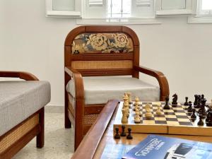 um quarto com um tabuleiro de xadrez e uma cama com um tabuleiro de xadrez. em Dar almasyaf, maison bord de mer em Gabès