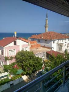 d'un balcon offrant une vue sur la ville. dans l'établissement Gerze Apart Otel, à Gerze