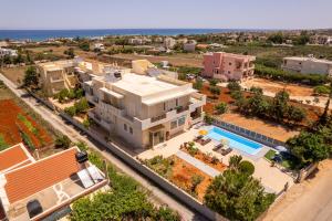 una vista aérea de una casa con piscina en Fotis Studios Apartments en Gouves