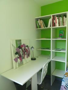 Mayeux في Nances: مكتب أبيض في غرفة مع رفوف كتب