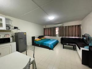 Dapur atau dapur kecil di Popular The best muangthongthani 日常房间公寓 +28 gambar