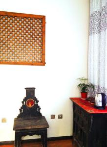 une chambre avec une table et une horloge sur un mur dans l'établissement The Lily Pad Inn, à Dali