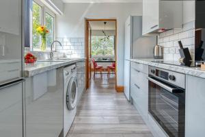 コベントリーにあるAbbey Court - 2 Bedroom Apartment, Parking, JLR, CVT - Coventry Accommodation LTDのキッチン(白いカウンター、食器洗い機付)