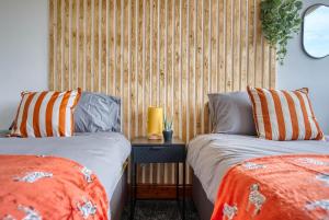 コベントリーにあるAbbey Court - 2 Bedroom Apartment, Parking, JLR, CVT - Coventry Accommodation LTDの部屋に並んで置かれた2つのベッド