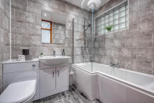 コベントリーにあるAbbey Court - 2 Bedroom Apartment, Parking, JLR, CVT - Coventry Accommodation LTDの洗面台、浴槽、トイレを備えたバスルーム +23枚の写真