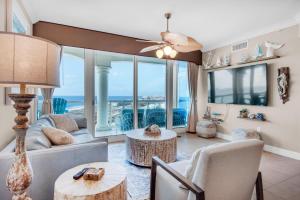 - un salon avec vue sur l'océan dans l'établissement Portofino Island Resort P5-1003, à Pensacola Beach