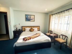 Un pat sau paturi într-o cameră la Legacy Hotel