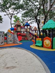 Herní místnost nebo prostor pro děti v ubytování 3BR Apartment at Skyhouse BSD beside Aeon Mall BSD