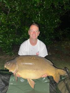Un uomo che tiene un pesce grosso in mano di Lac Cimes a Pagéas