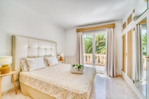 Un dormitorio con una cama grande y una ventana grande en Ideal Property Mallorca - Casa Bonita, en Colonia de Campos 65 fotos más