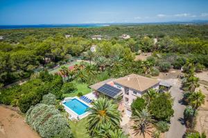 una vista aérea de una casa con piscina en Ideal Property Mallorca - Casa Bonita, en Colonia de Campos