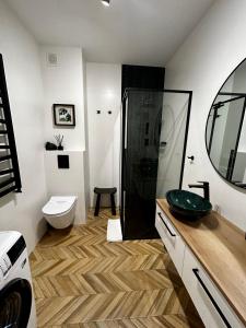 La salle de bains est pourvue d'une douche, de toilettes et d'un lavabo. dans l'établissement Capital Towers RZESZOW, free parking, terrace, à Rzeszów