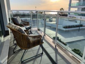 2 Stühle auf einem Balkon mit Meerblick in der Unterkunft Casa Dana Duna 2 by Spain2home in Torrox