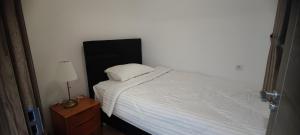 Postel nebo postele na pokoji v ubytování 3BR Apartment at Skyhouse BSD beside Aeon Mall BSD