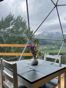 Nespecifikovaný výhled na hory nebo výhled na hory při pohledu z luxury tent