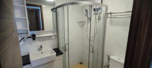 Koupelna v ubytování 3BR Apartment at Skyhouse BSD beside Aeon Mall BSD + 7 fotografií