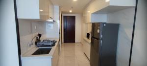 Kuchyň nebo kuchyňský kout v ubytování 3BR Apartment at Skyhouse BSD beside Aeon Mall BSD
