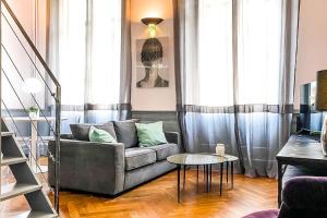 アヴィニョンにあるAppartement Chic & Baroque avec parking sécuriséのソファとテーブルのあるリビングルーム