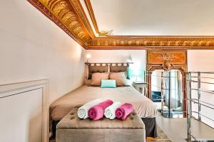 a bedroom with a large bed with a gold ceiling at Appartement Chic & Baroque avec parking sécurisé in Avignon