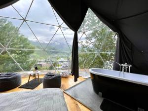 Nespecifikovaný výhled na hory nebo výhled na hory při pohledu z luxury tent