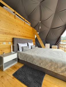 Postel nebo postele na pokoji v ubytování Elia Glamping