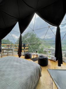 Nespecifikovaný výhled na hory nebo výhled na hory při pohledu z luxury tent