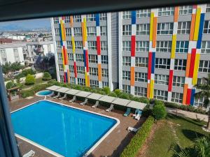 een uitzicht op een gebouw met een zwembad bij Selin's apartment with pool view in Antalya