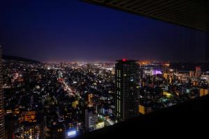 uma vista para o horizonte da cidade à noite em ANA Crowne Plaza Kobe, an IHG Hotel em Kobe