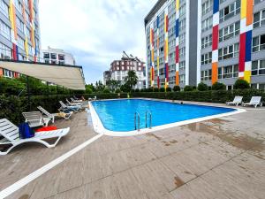 ein Schwimmbad in der Mitte eines Gebäudes in der Unterkunft Selin's apartment with pool view in Antalya