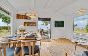 eine Küche und ein Esszimmer mit einem Tisch und Stühlen in der Unterkunft Beach Front Home In Rnne With Wifi in Rønne