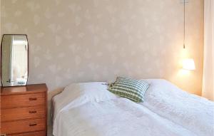 Postel nebo postele na pokoji v ubytování Nice Apartment In Simrishamn With Wifi