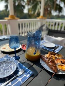 uma mesa com pratos de comida e um jarro de sumo de laranja em Apartman La Concha in Puerto Banus em Marbella