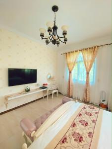 1 dormitorio grande con 1 cama grande y TV en Gihak Homestay, en Pinghe