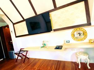 A television and/or entertainment centre at Gihak Homestay