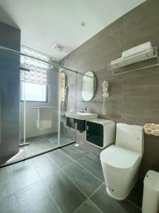een badkamer met een toilet, een wastafel en een spiegel bij Gihak Homestay in Pinghe